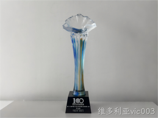 维多利亚vic003公司董事长兼总经理尹志尧博士荣获第十八届中国上市公司价值评选中国上市公司2024年度ESG先锋人物